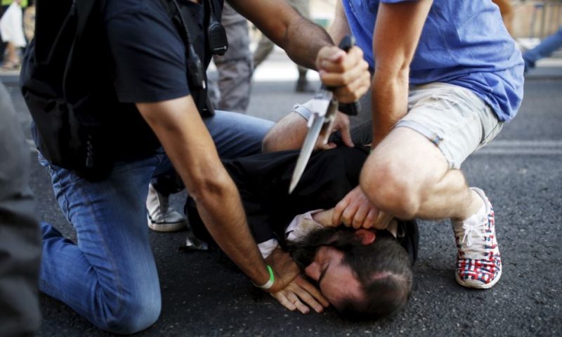英語脳メルマガ 第02305号 People disarm an Orthodox Jewish assailant shortly after he stabbed participants の意味は?
