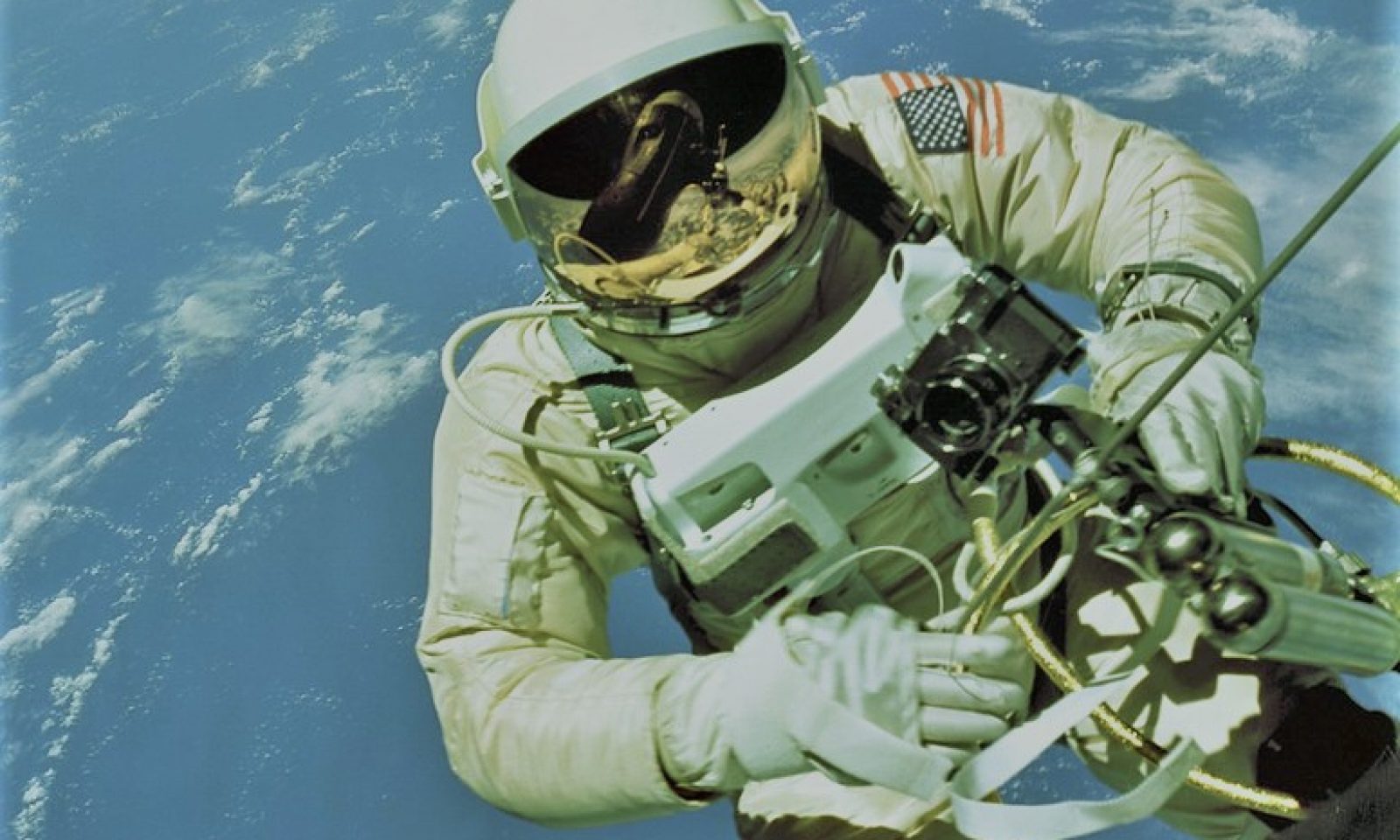 英語脳メルマガ 第号 A Spacewalking Astronaut Added To The Pieces Of Junk Orbiting The Earth の意味は 英語脳ネット
